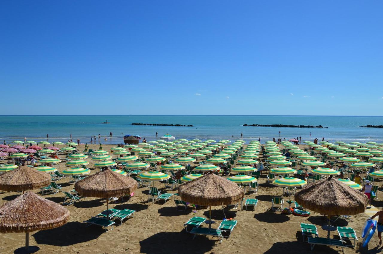 Case Vacanze Blue Bay Resort Roseto Degli Abruzzi Esterno foto