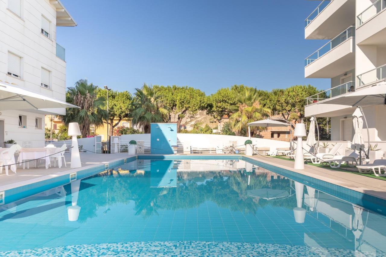 Case Vacanze Blue Bay Resort Roseto Degli Abruzzi Esterno foto