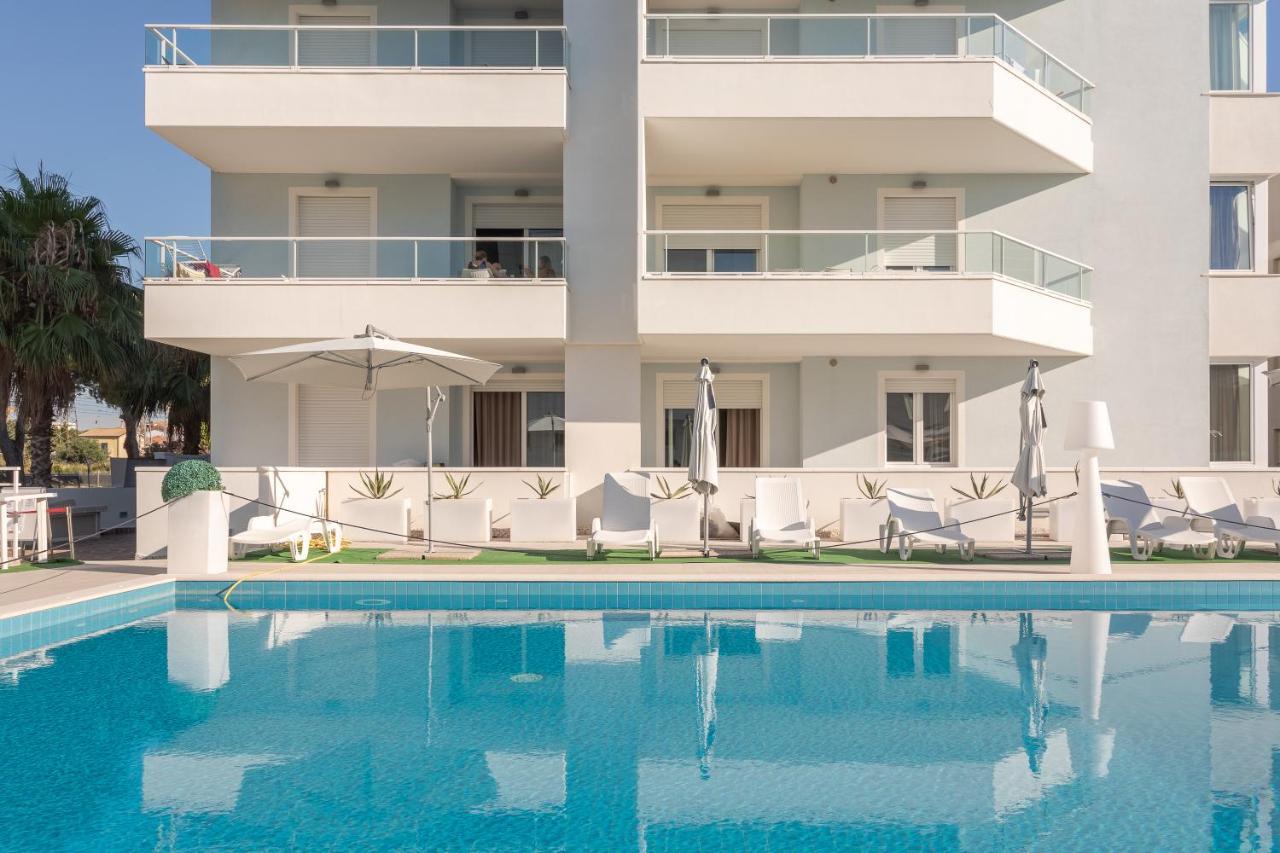 Case Vacanze Blue Bay Resort Roseto Degli Abruzzi Esterno foto