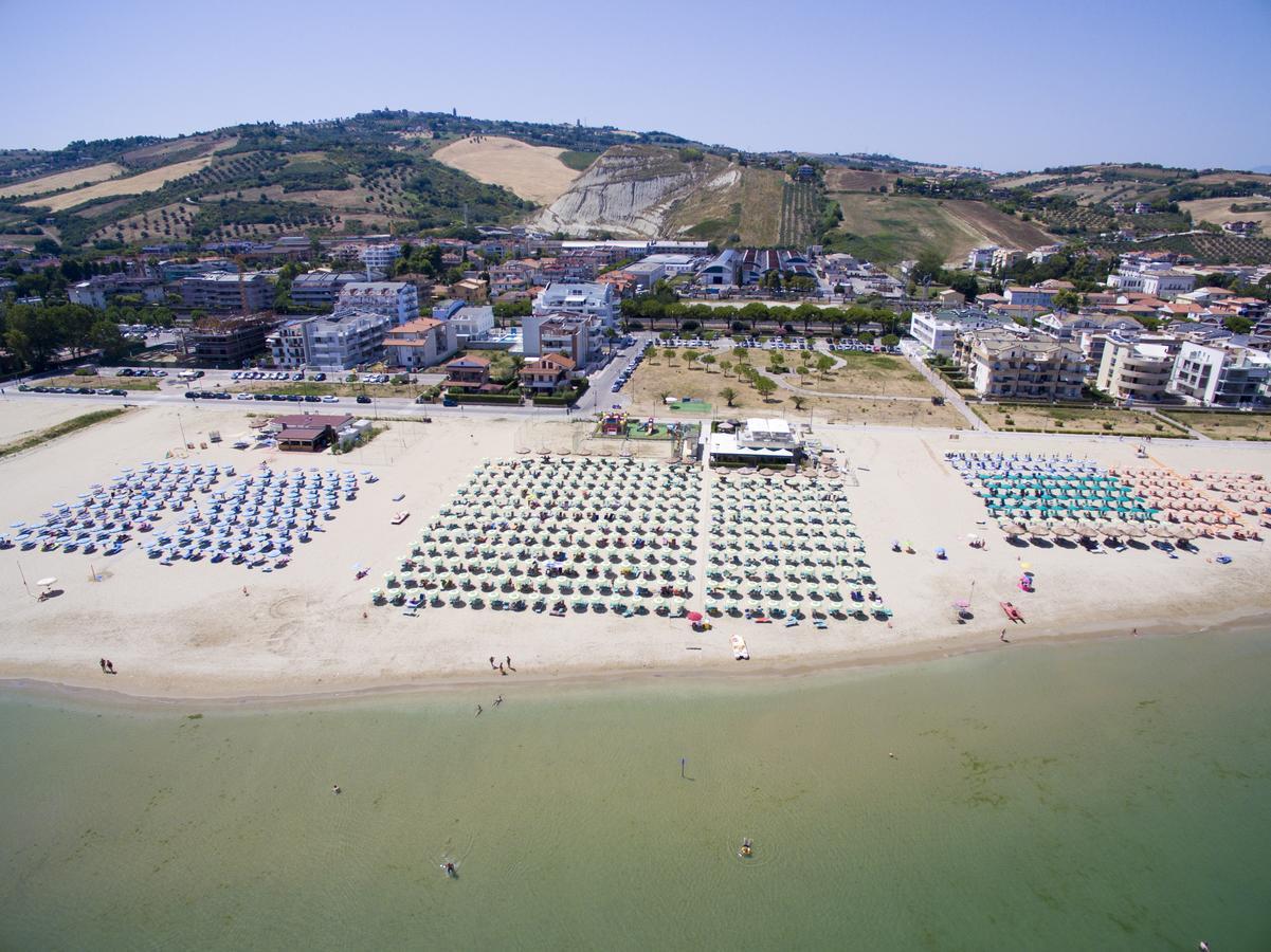 Case Vacanze Blue Bay Resort Roseto Degli Abruzzi Esterno foto