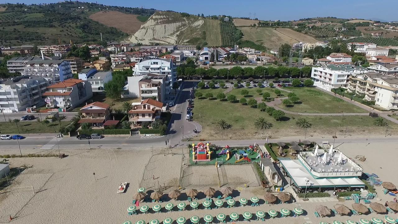 Case Vacanze Blue Bay Resort Roseto Degli Abruzzi Esterno foto